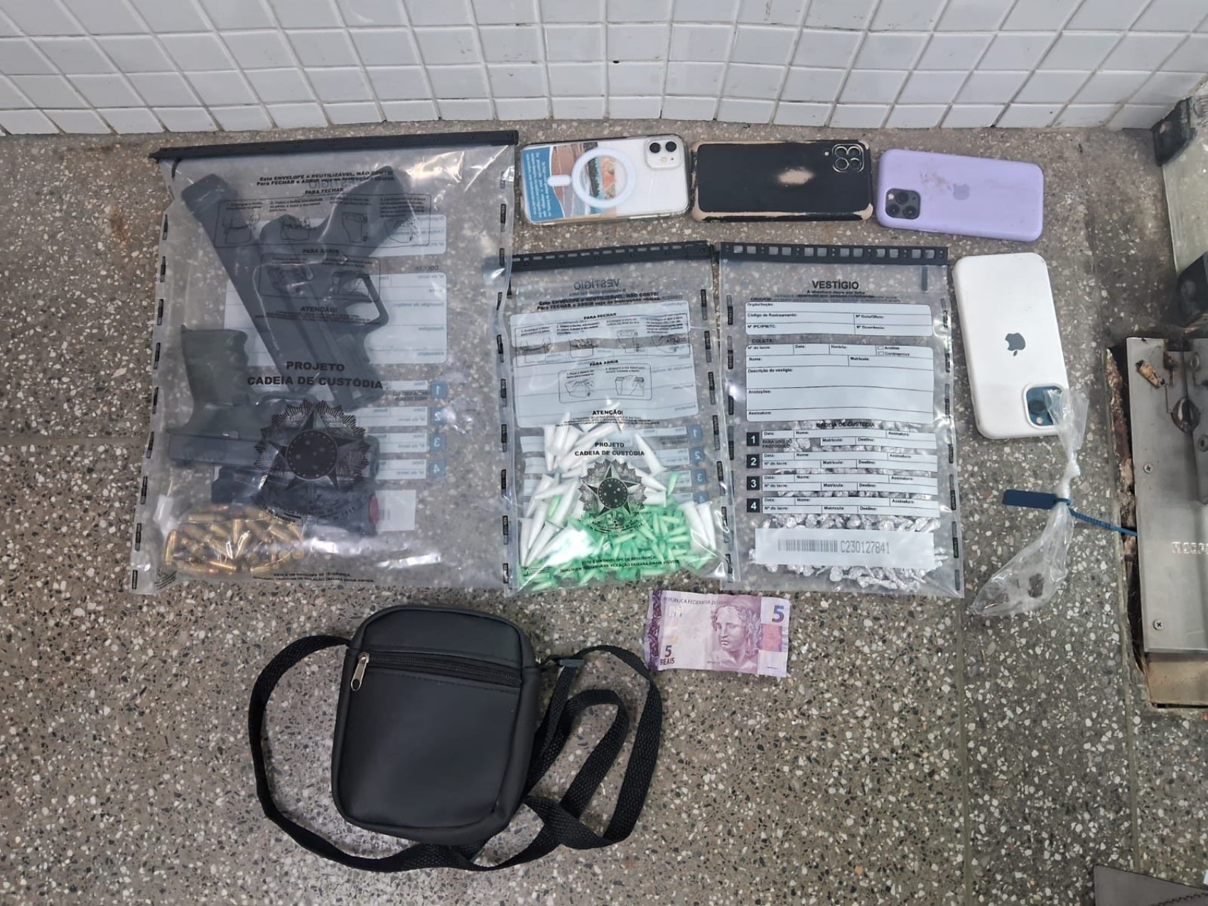 Quatro suspeitos são presos durante operação policial em Salvador; armas, drogas e munições foram apreendidas