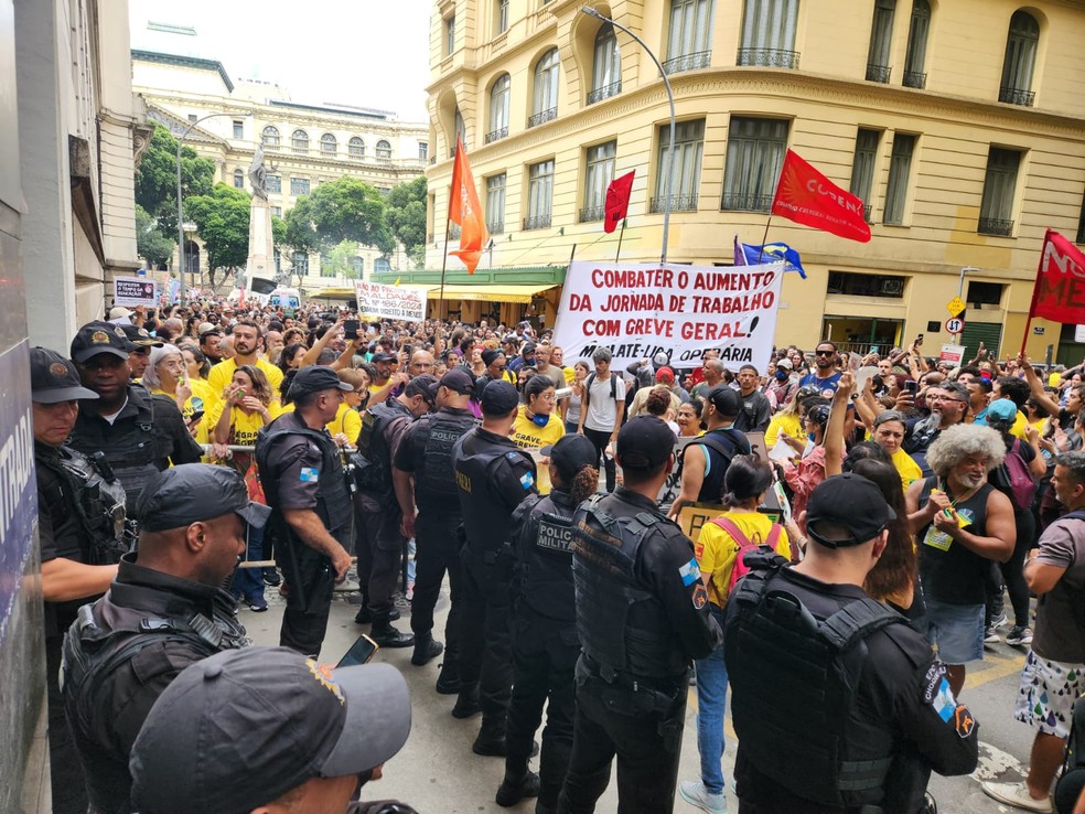 Servidores da Educação protestam no Rio — Foto: Raoni Alves/g1 Rio