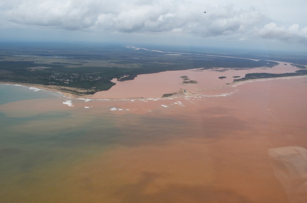 Lama atingiu o mar no dia 22 de novembro de 2015, em Regência, Linhares, no Norte do Espírito Santo. — Foto: Fred Loureiro/ Secom-ES