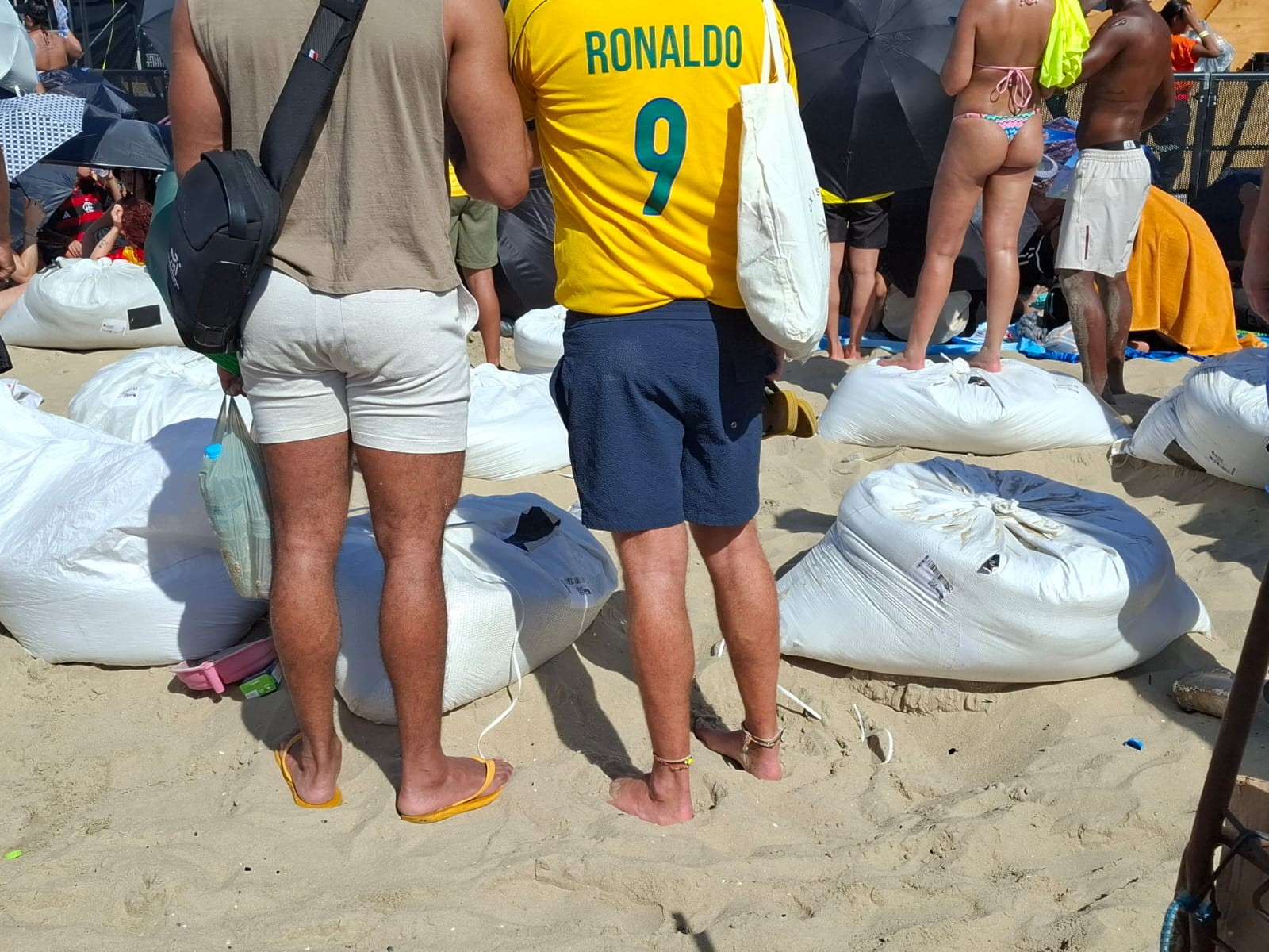Sacos de areia e banquinhos viram 'camarotes' improvisados para fãs no show de Shakira em Copacabana