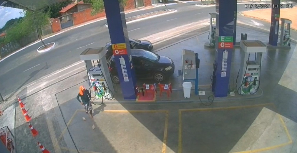 Vídeo: criminosos assaltam clientes e funcionários de posto de combustíveis em Teresina