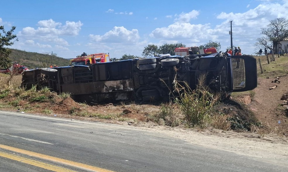 Ônibus com 48 passageiros capotou, em Goiás — Foto: Divulgação/Corpo de Bombeiros