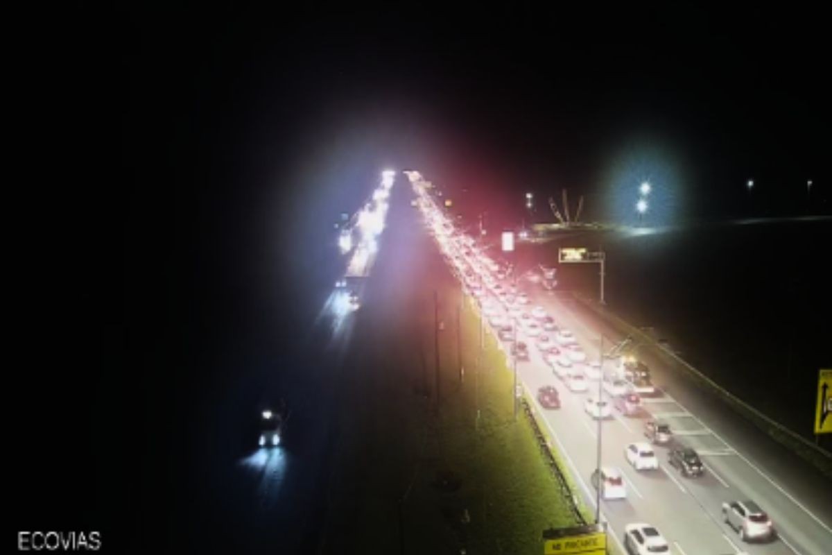 Motoristas enfrentam mais de 20 km de congestionamento rumo ao litoral de SP antes do feriado de Páscoa