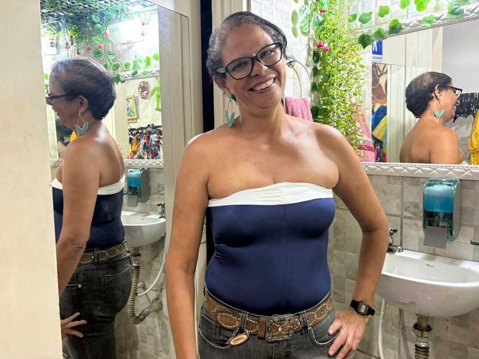 Apelidada de Pedrita, Elizângela Batista de Oliveira cuida da limpeza do banheiro para foliões na sede do Balé Popular do Recife — Foto: Joalline Nascimento/g1