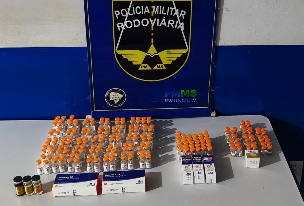 Carga com mais de 230 frascos de substâncias proibidas no Brasil foi encontrada durante fiscalização da PM Rodoviária em MS — Foto: Polícia Militar Rodoviária
