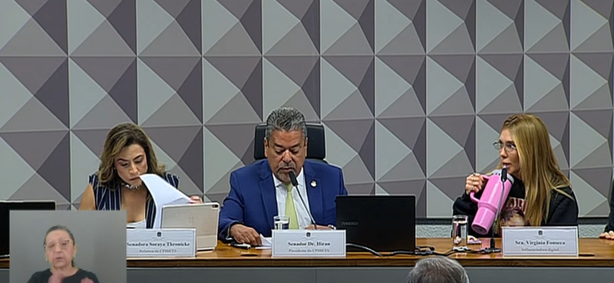 Virgínia Fonseca vai à CPI de moletom com estampa da filha, Maria Flor, e copo Stanley rosa na mesa; veja imagens