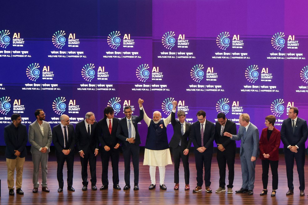 Primeiro-ministro da Índia, Narendra Modi (C), em grupo com líderes de empresas de IA na Cúpula de Impacto da IA ​​em Nova Delhi. — Foto: LUDOVIC MARIN / AFP