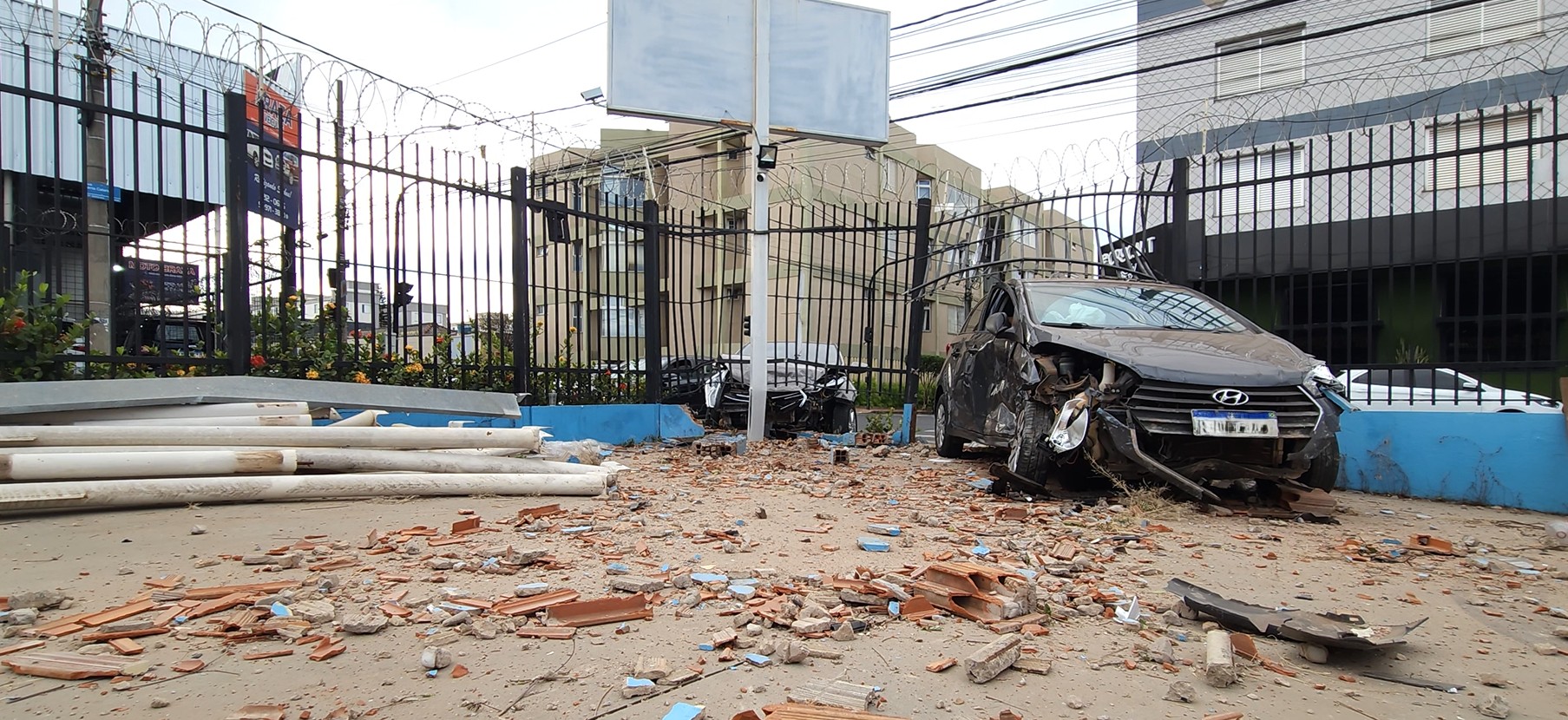 VÍDEO: Batida entre dois carros acaba com veículos dentro de garagem desativada em Uberlândia