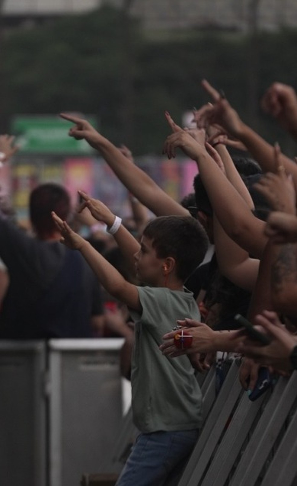 Dante, de 6 anos, curte show de Ca7riel & Paco Amoroso no Lollapalooza 2025 — Foto: Luiz Gabriel Franco/g1