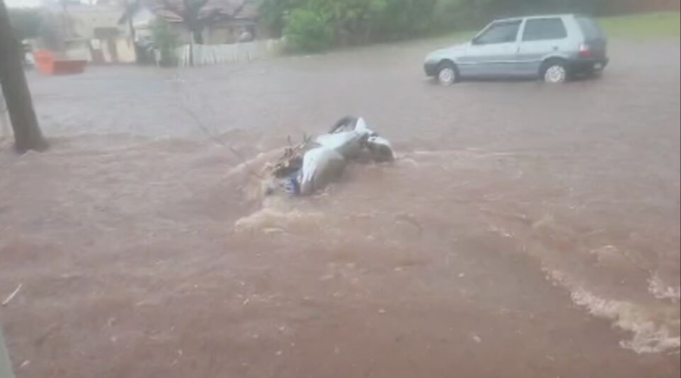 Moto quase foi arrastada pela &aacute;gua em Pereira Barreto (SP) &mdash; Foto: Arquivo pessoal