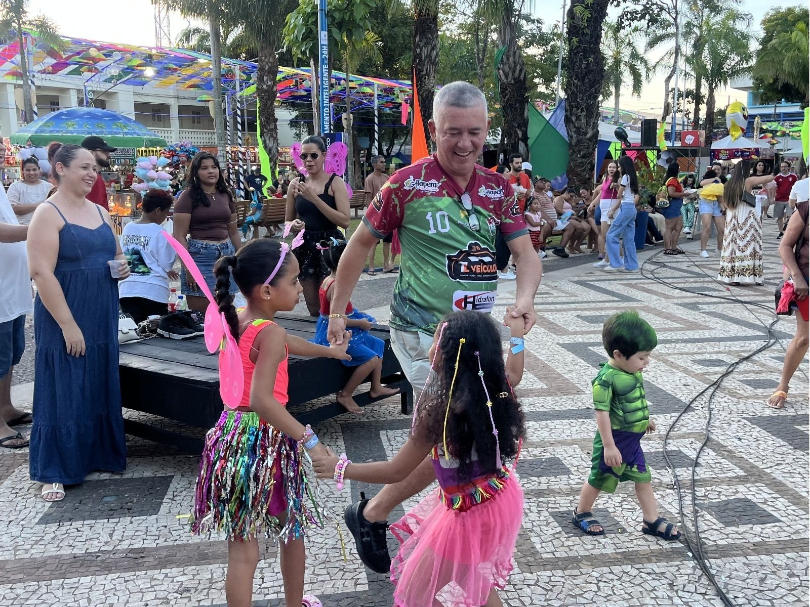 Crianças e idosos curtem o Carnaval com baile em praça de Rio Branco