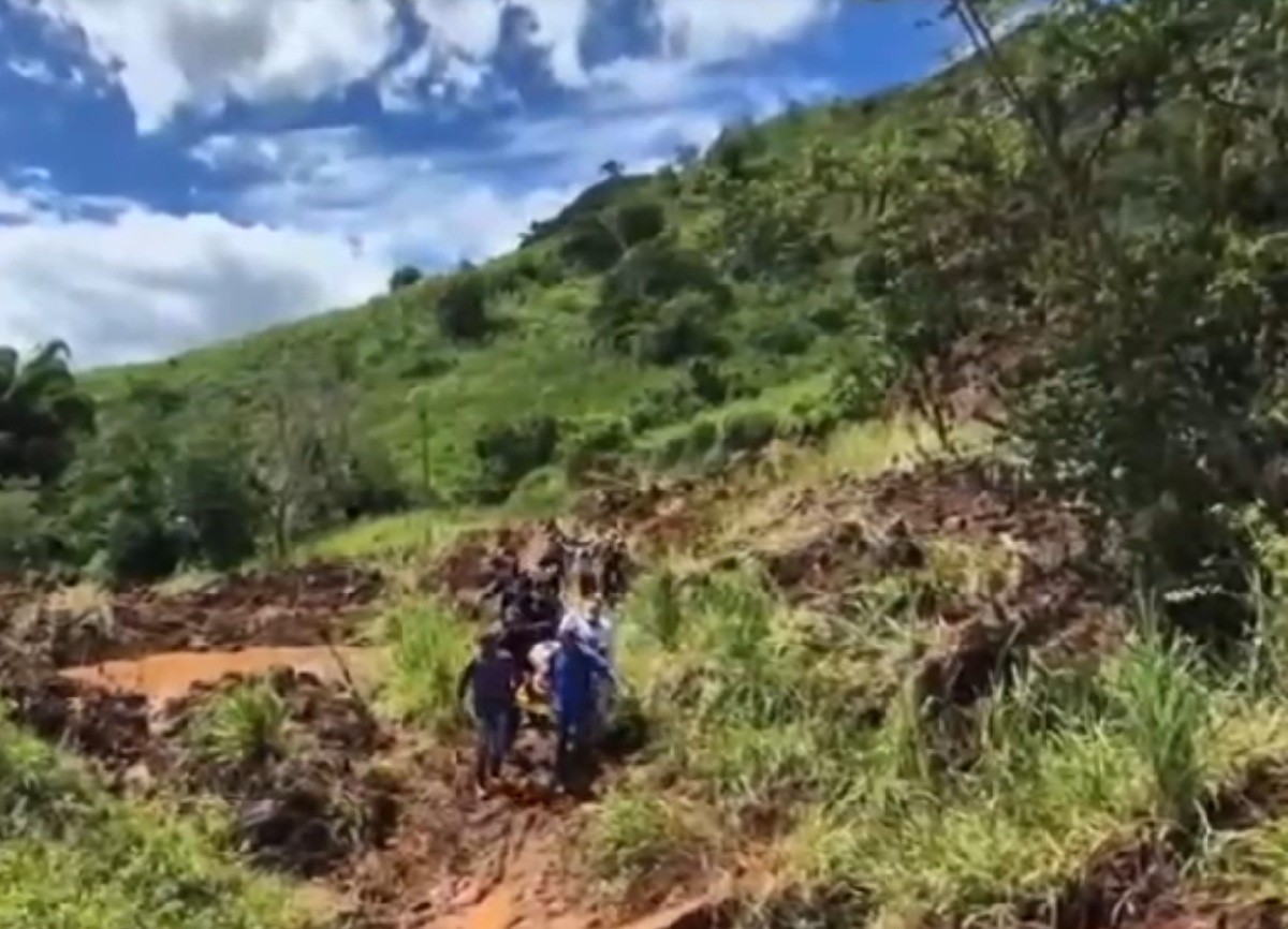 Vídeo mostra dificuldade de acesso a atendimentos de emergência em trecho interditado da RJ-198