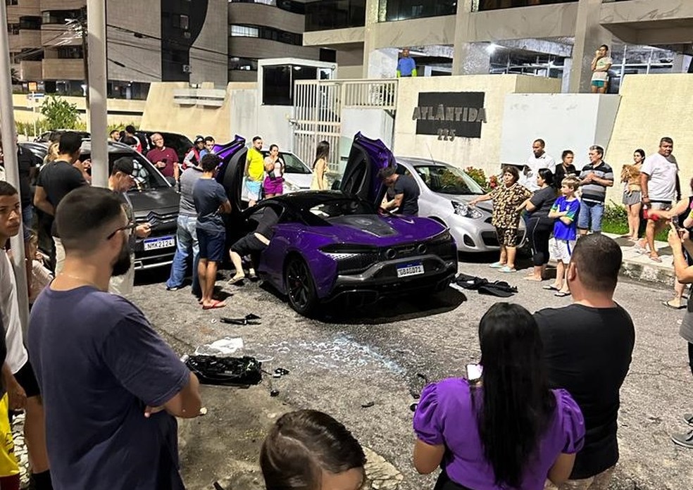 Acidente com McLaren em Maceió atraiu muitos curiosos — Foto: Arquivo pessoal