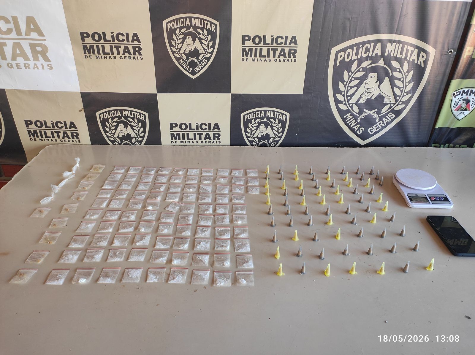 Ao ver a PM, jovem tenta entrar em casa, mas acaba preso com cocaína e crack em Januária