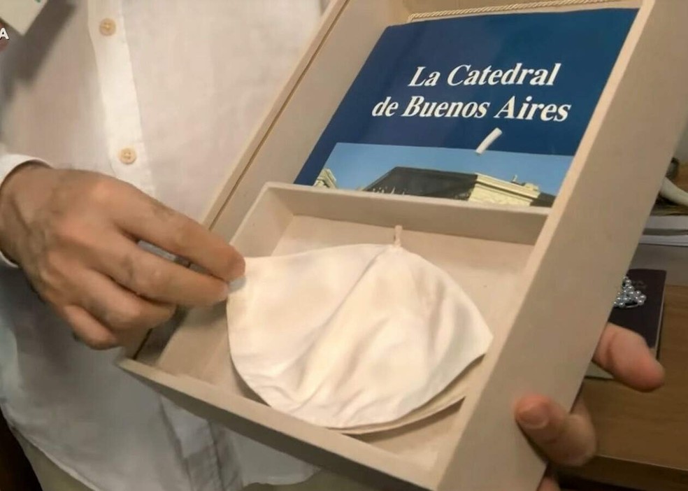 Solidéu e livro que Célio ganhou do papa. Itens ficarão expostos para o público em Aparecida. — Foto: Arquivo pessoal