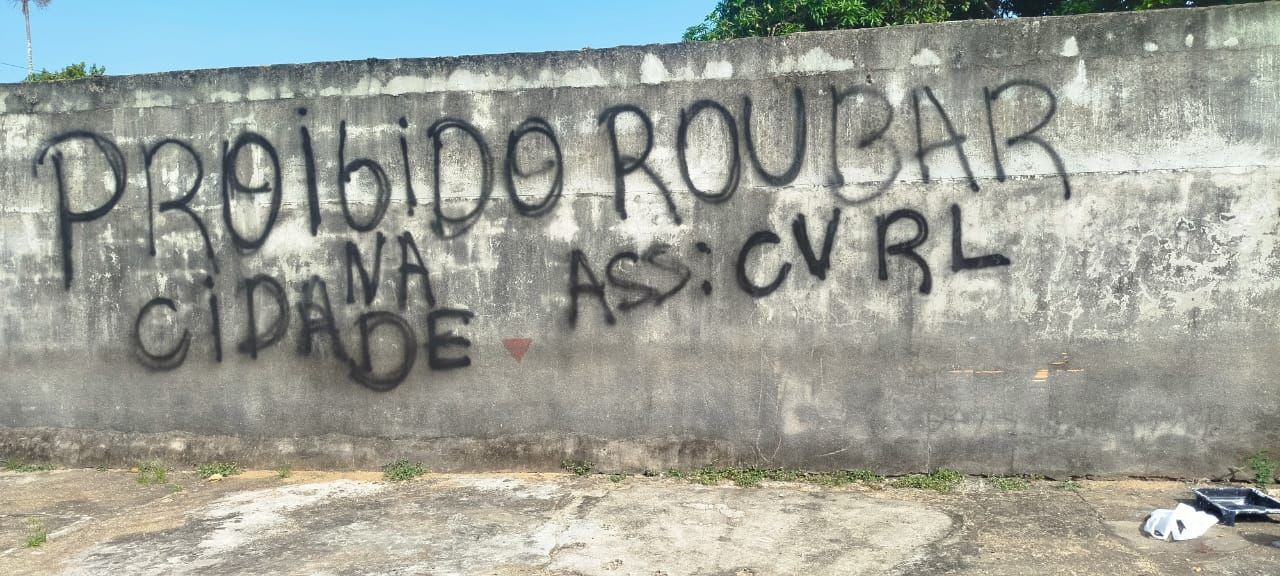 PC cumpre mandados e prende dois suspeitos de pichar muros com mensagens do Comando Vermelho em Terra Santa
