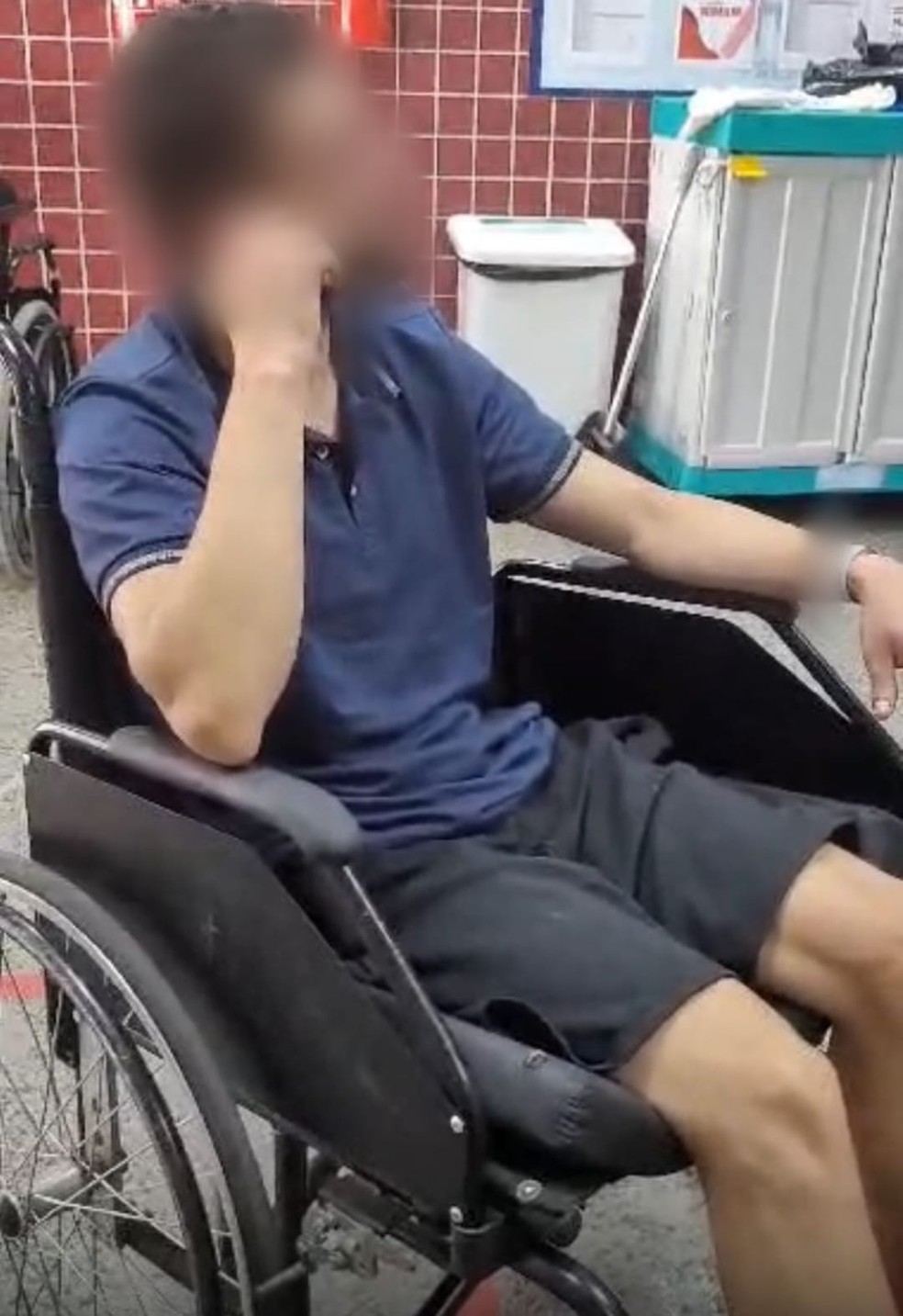 Produtor musical é resgatado por policiais civis enquanto era julgado por traficantes do tribunal do tráfico — Foto: Reprodução
