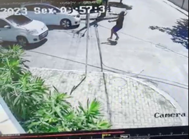VÍDEO: assaltantes tentam roubar carro, mas desistem depois de não conseguirem ligar o veículo