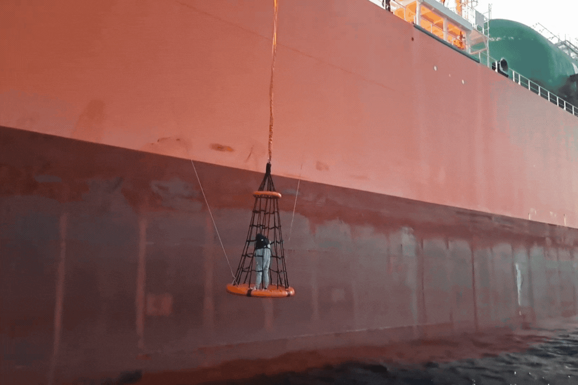 Tripulante filipino é resgatado no litoral de SP após sofrer acidente em navio petroleiro; VÍDEO