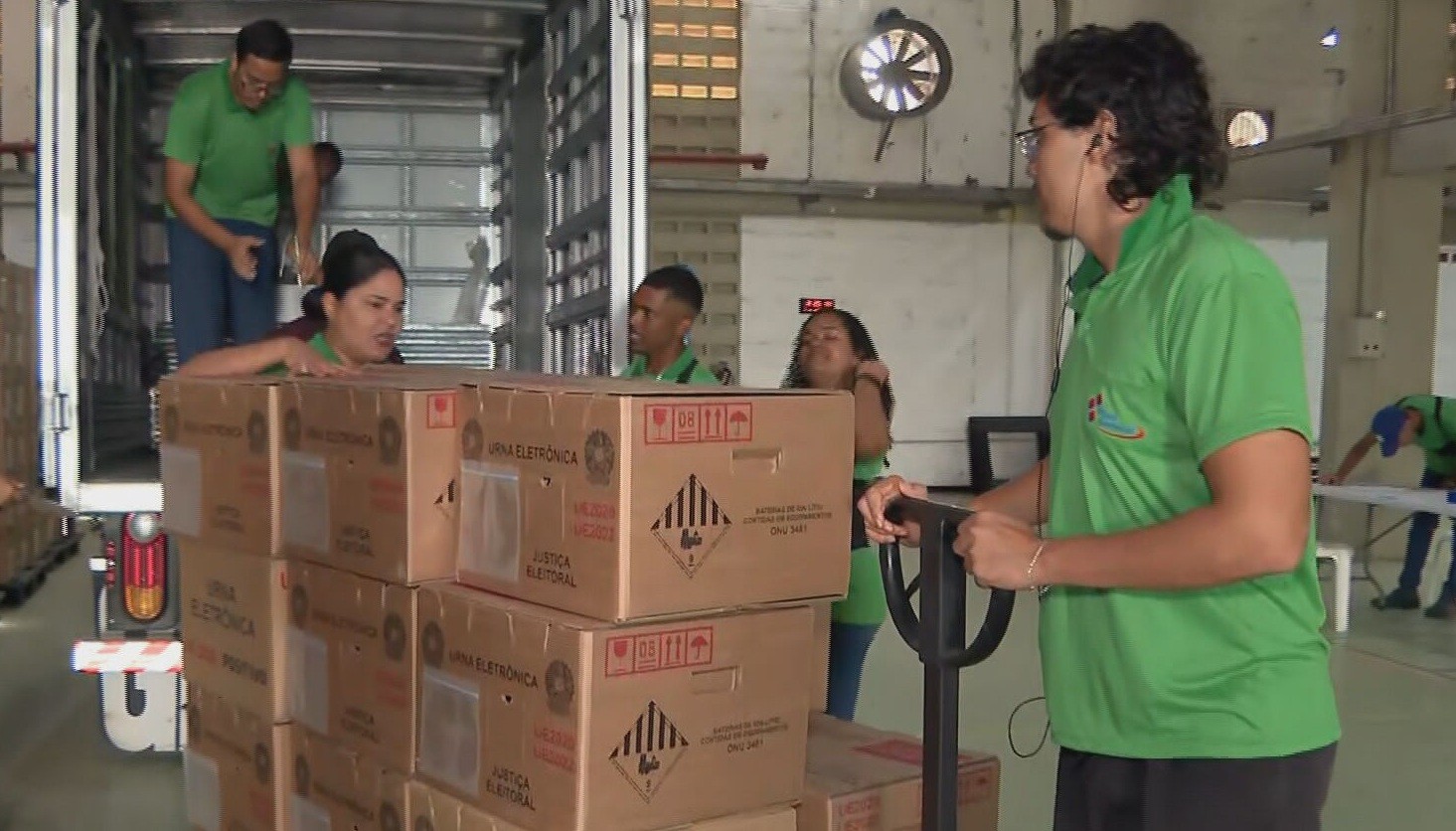 TRE inicia operação para distribuir urnas eletrônicas aos locais de votação em PE no 1º turno das eleições