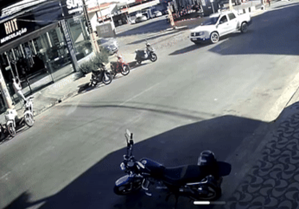VÍDEO: Caminhonete faz 'strike' em motos estacionadas e quase atinge pedestre em MG 