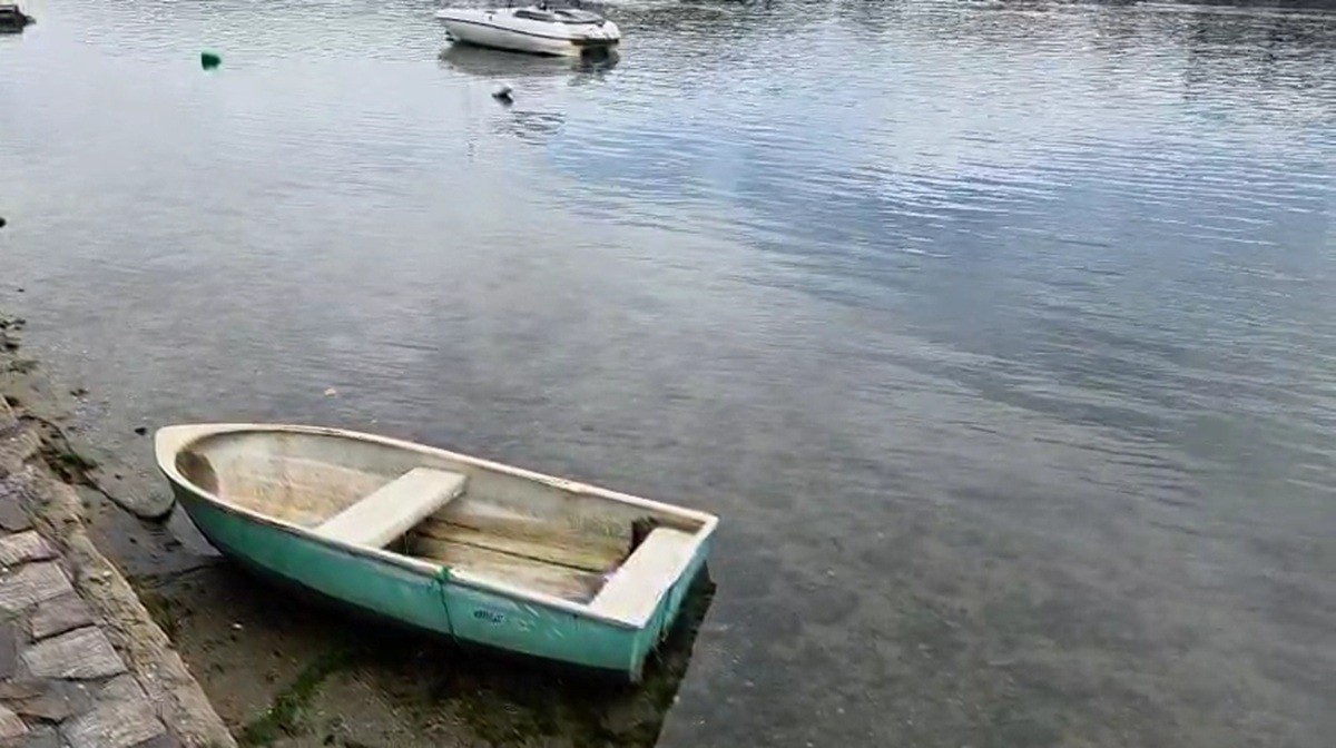 Barcos abandonados no Canal do Itajuru geram sensação de insegurança em Cabo Frio