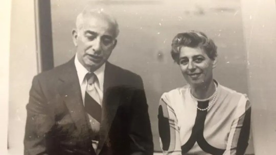 Sylvia Bloom, a secretária que juntou milhões de dólares copiando os investimentos dos advogados para os quais trabalhava -
Secretária de um escritório de advocacia de Nova York (EUA), ela ficou rica repetindo os investimentos dos seus chefes. Só depois da sua morte é que se ficou sabendo que ela deixou milhões em testamento para financiar bolsas de estudo para jovens sem condições financeiras para estudar.
