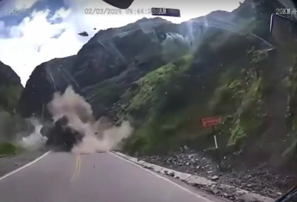 Pedras gigantes despencam de montanha e esmagam caminhões em estrada no Peru — Foto: Reprodução/Scopal via Reuters