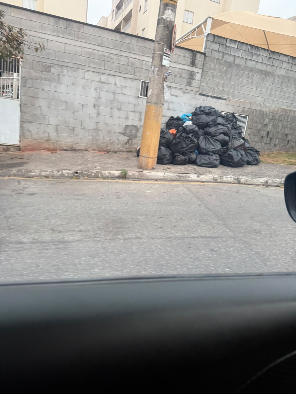 Moradores denunciam falta de coleta de lixo em Embu das Artes e Cotia