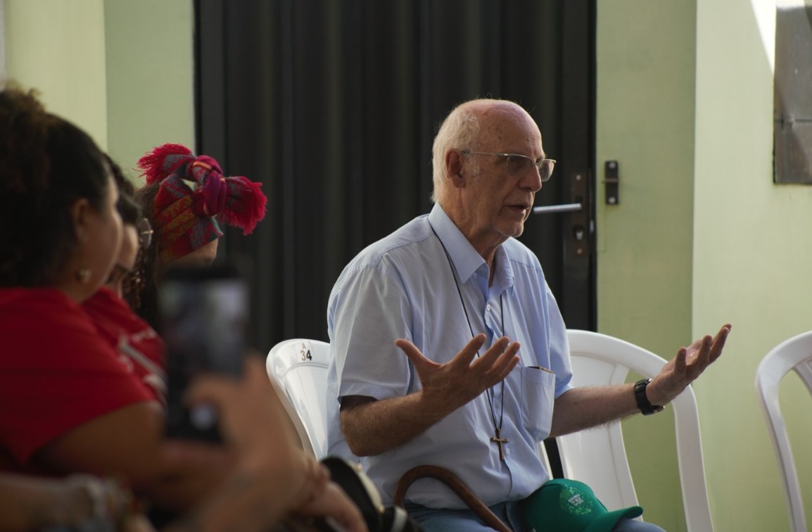 Padre Júlio Lancellotti sobe de joelhos escadaria da Basílica de Nazaré em Belém