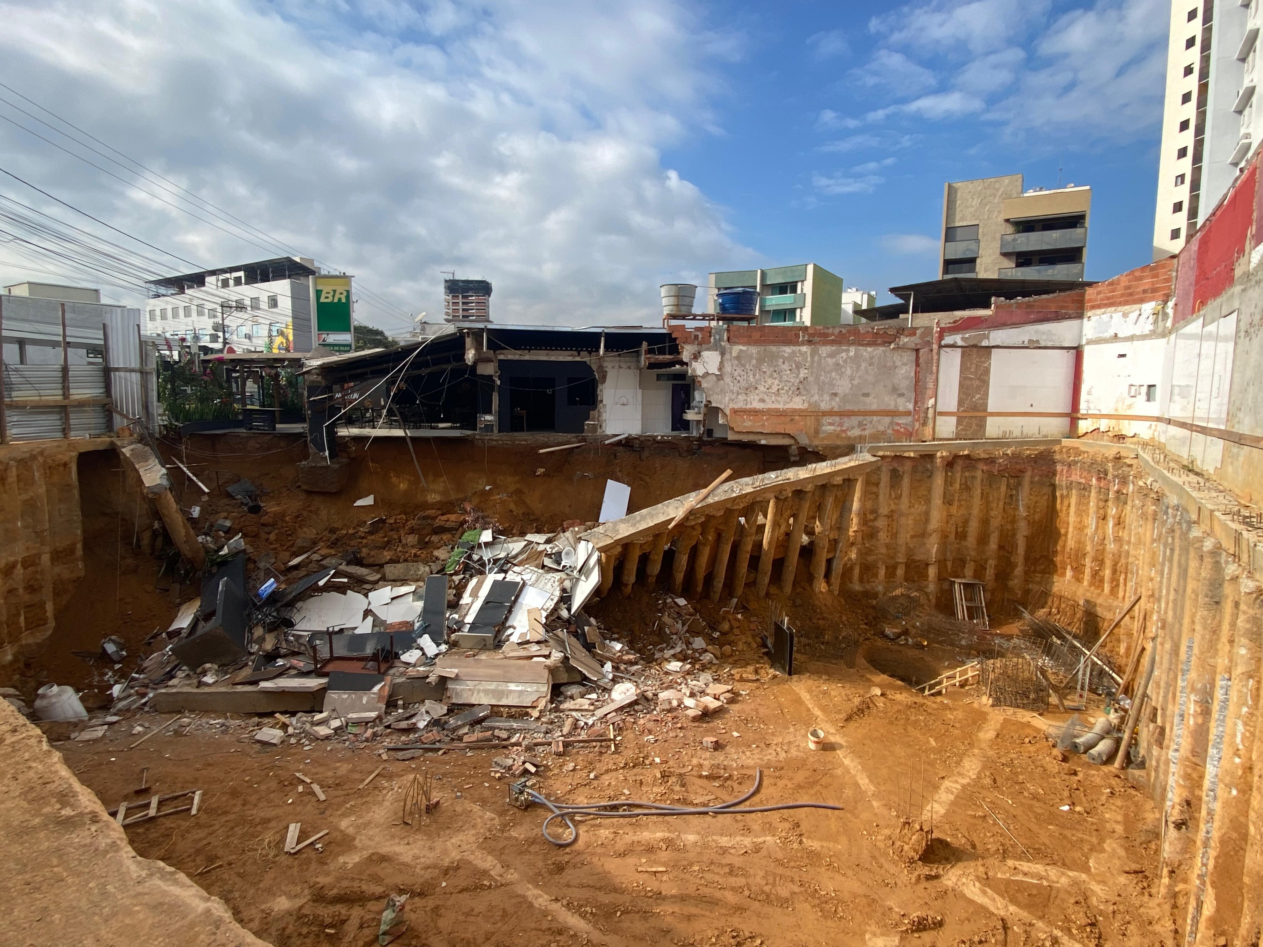 Obra de prédio desaba durante escavação em Ipatinga; restaurante ao lado também foi atingido