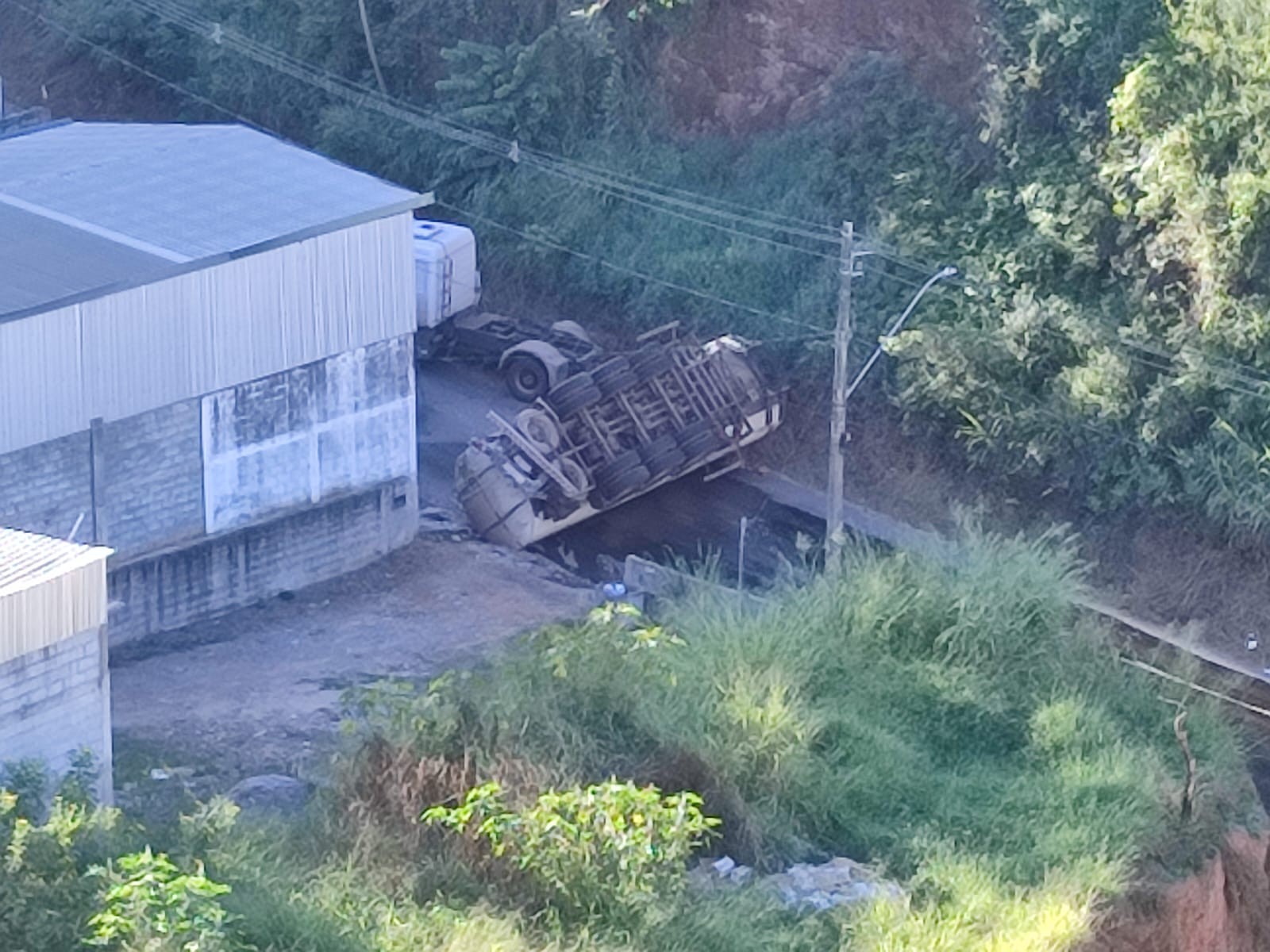 VÍDEO: Caminhão-tanque tomba, provoca grande vazamento de combustível e fecha rua em Viçosa