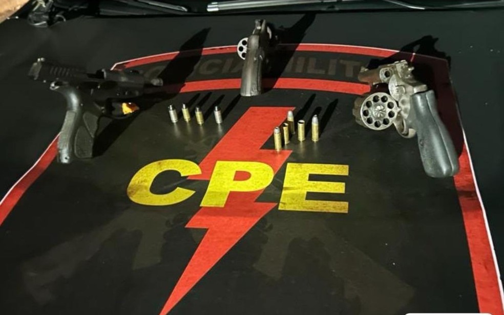 Policiais apreenderam três armas de fogo que estavam com os suspeitos — Foto: Divulgação/Polícia Militar