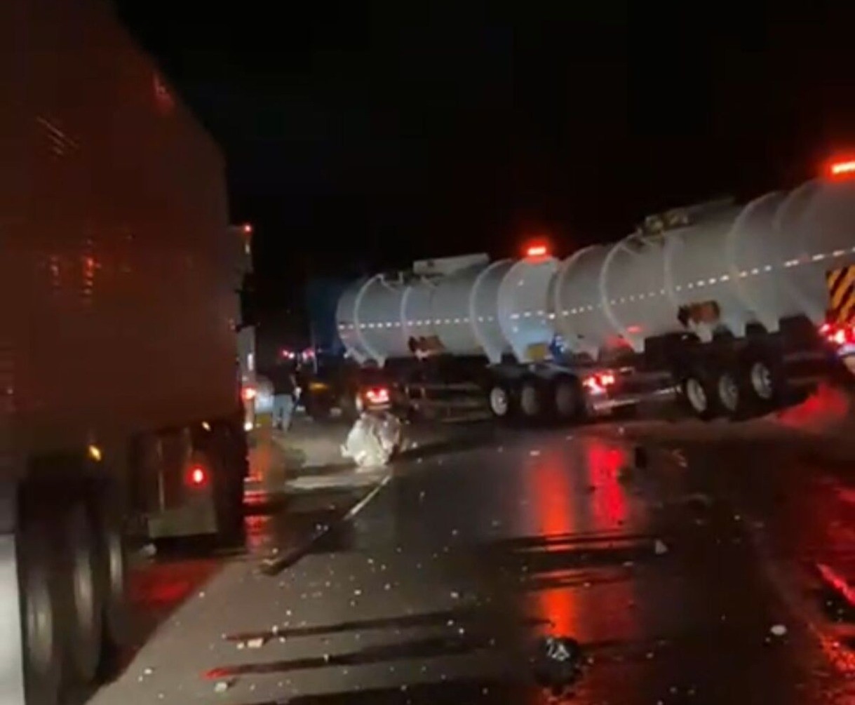 Carreta de combustível bate em mureta e causa cerca de 13 km de congestionamento na Via Dutra, em Paracambi