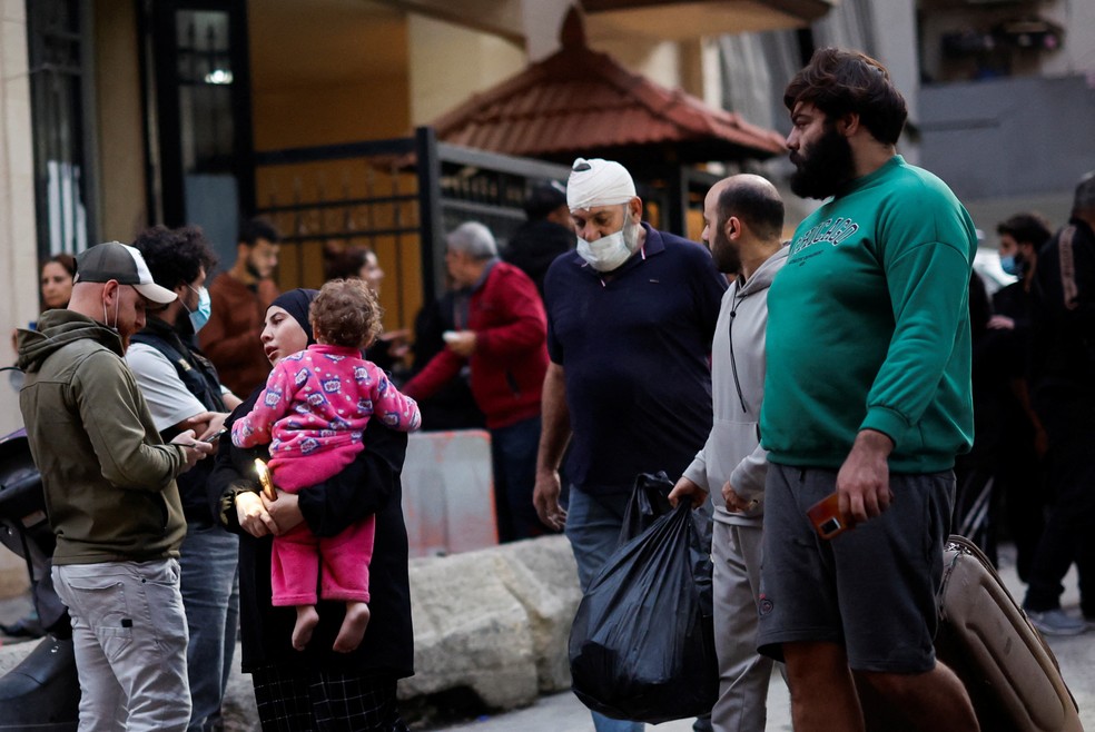 Moradores evacuam local de um ataque israelense no bairro Basta de Beirute, na região central de Beirute — Foto: Adnan Abidi/Reuters