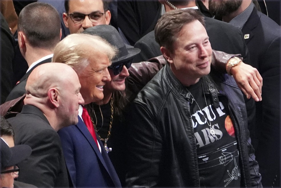 O presidente eleito Donald Trump posa para uma foto com Dana White, Kid Rock e Elon Musk no UFC 309 no Madison Square Garden — Foto: AP Photo/Evan Vucci, arquivo