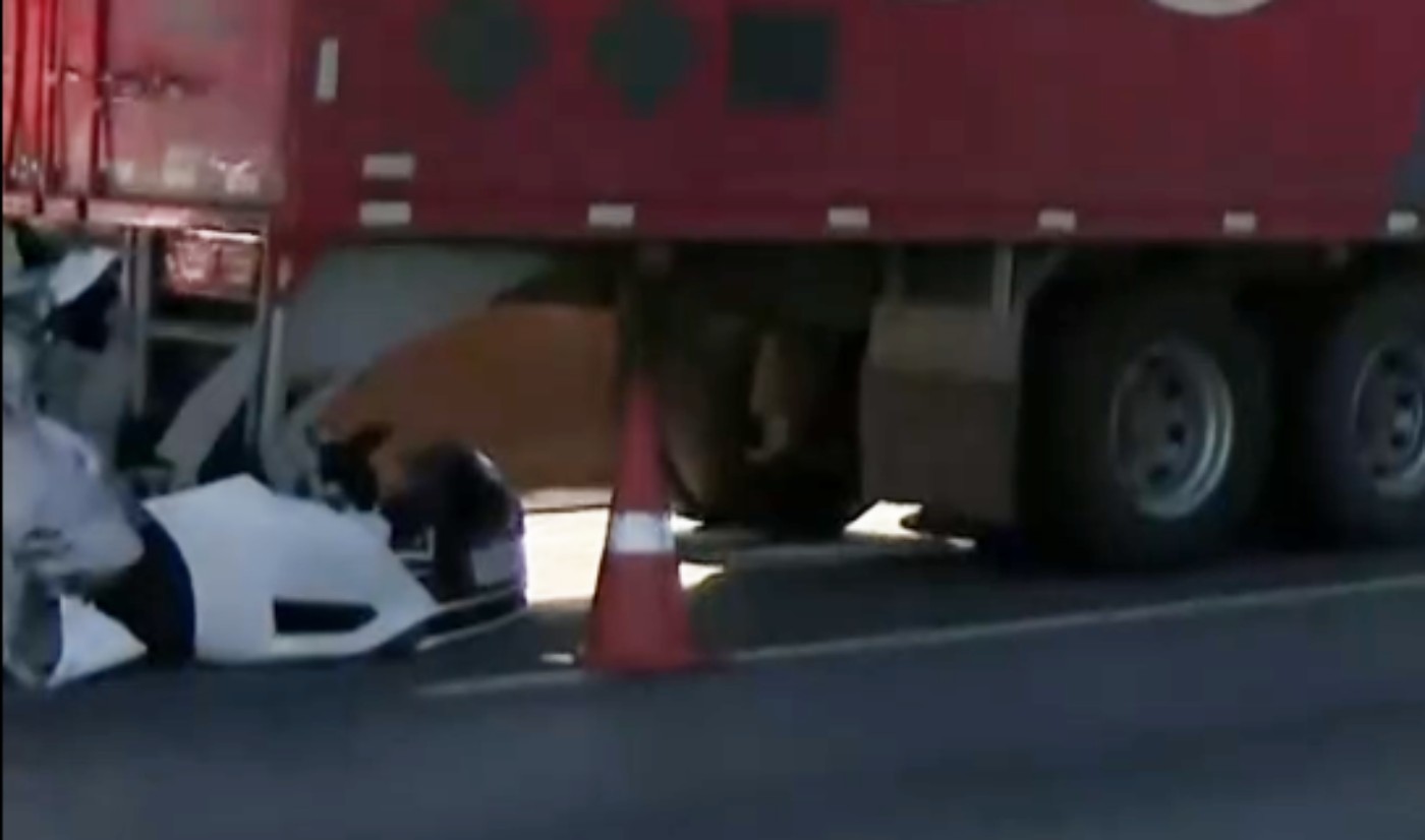 Três pessoas morrem após carro ser esmagado por caminhões, no Paraná