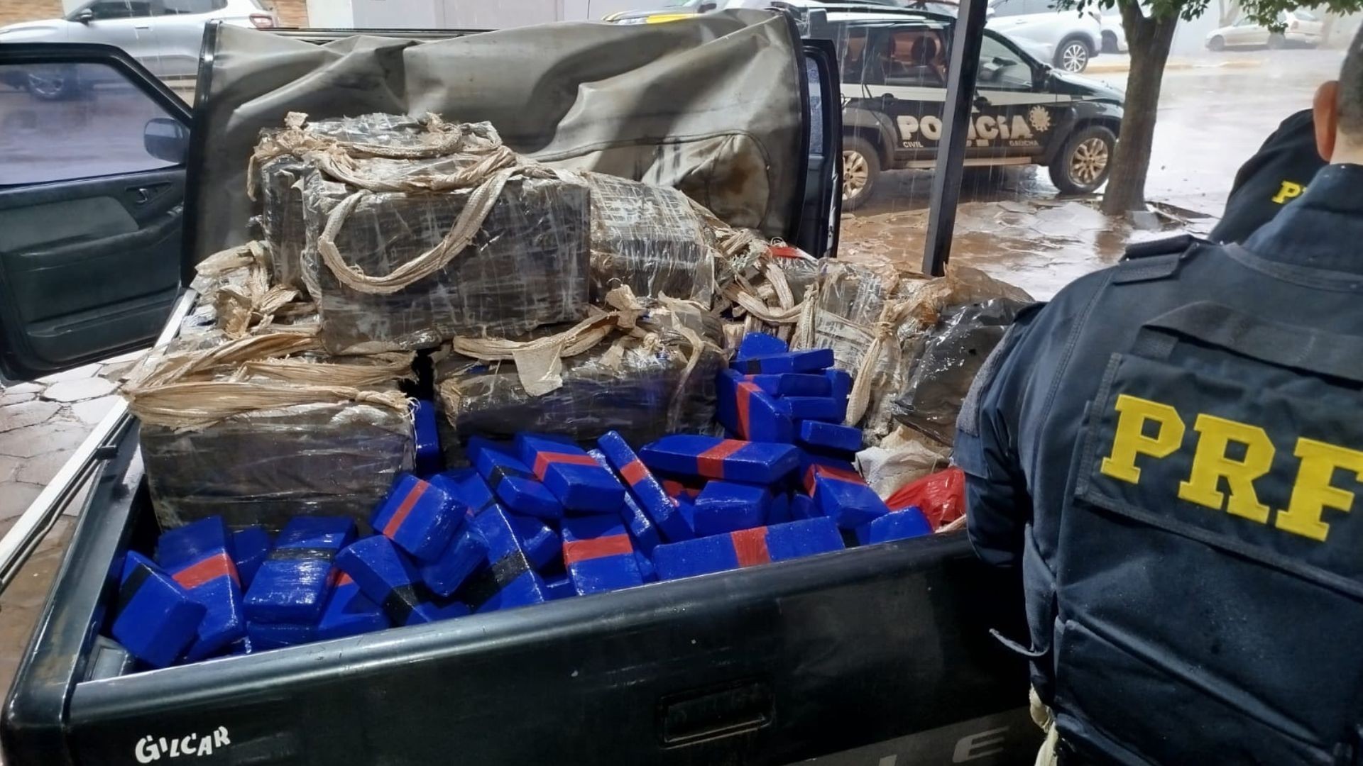 Polícia para caminhonete em blitz e encontra mais de 600kg de maconha na caçamba; dois foram presos