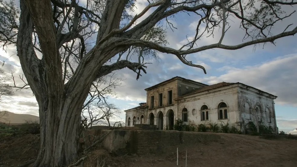 Casa do topo de colina tem fama de ser assombrada; local está abandonado há cerca de cinco décadas, exceto pelos fantasmas que aparecem na residência, segundo a lenda local. — Foto: Arquivo SVM