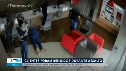 Polícia prende dupla suspeita de assalto em loja de celular na capital