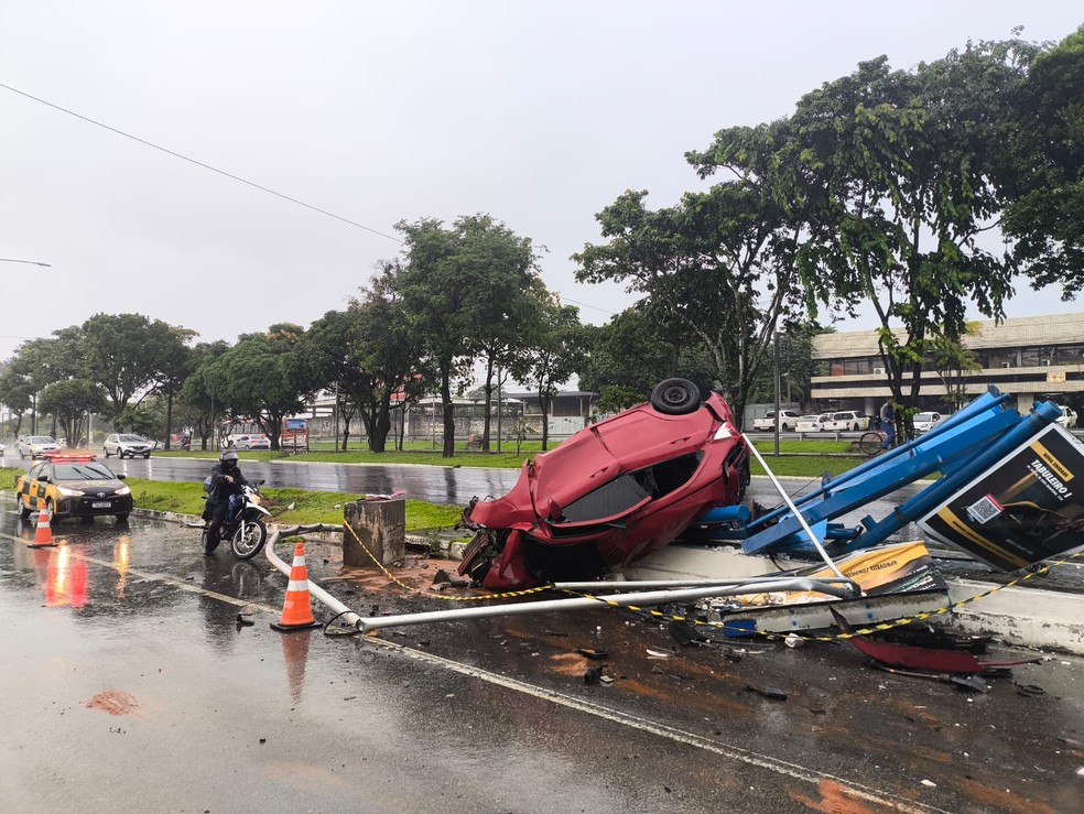 Impacto arrancou poste e derrubou ponto de ônibus — Foto: Isabelle Monteiro/ TV Gazeta