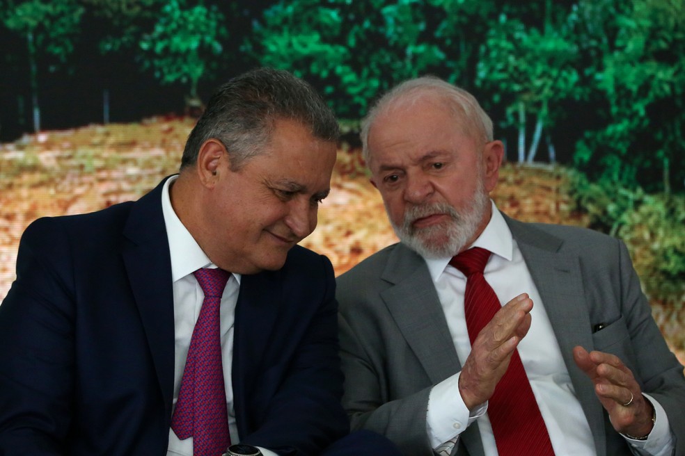 Rui Costa, ministro-chefe da Casa Civil, ao lado do Presidente da República, Luiz Inácio Lula da Silva (PT), participa da cerimônia de assinatura do contrato de concessão da BR-381/MG, no Palácio do Planalto, em Brasília (DF), em 22 de janeiro de 2025. — Foto: Fátima Meira/Enquadrar/Estadão Conteúdo