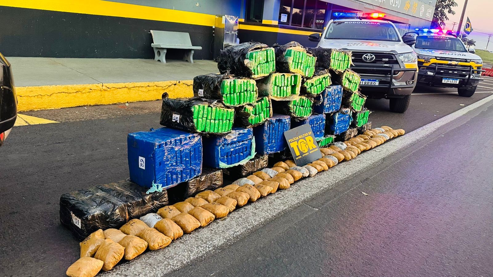 Fiscalização apreende mais de meia tonelada de drogas transportadas em carro roubado e prende passageiro