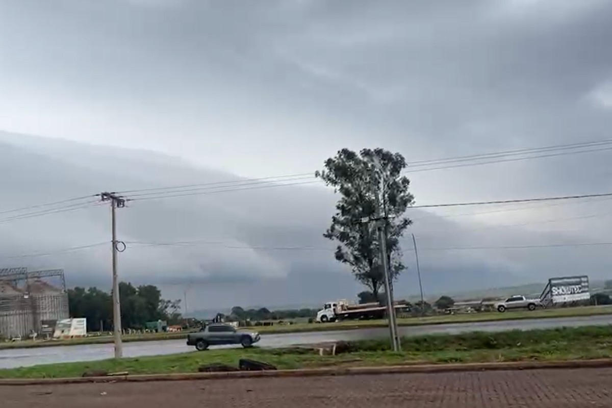 Nuvem gigante se forma sobre cidade e assusta moradores no interior de Mato Grosso do Sul
