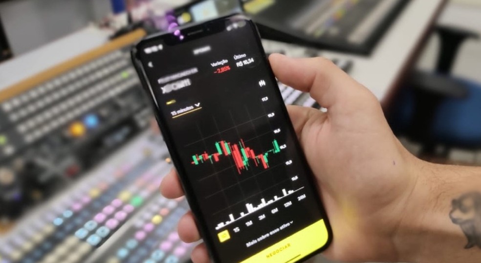 Tela de celular mostra variação em ação, em imagem de arquivo. — Foto: Mike Adas/Arquivo pessoal