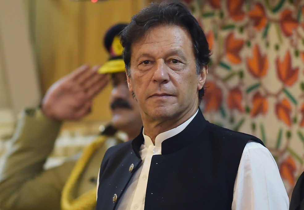 Imran Khan, premiê do Paquistão, ouve o hino nacional do seu país no dia 14 de agosto de 2019 — Foto: Aamir Qureshi/AFP