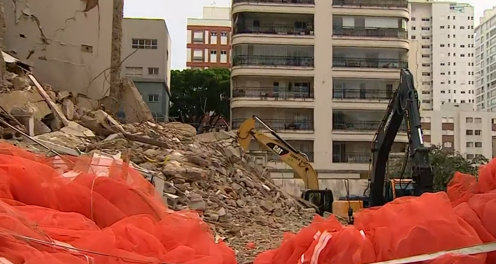 Escombros da implosão começam a ser retirados em São José; serviço deve durar 1 mês