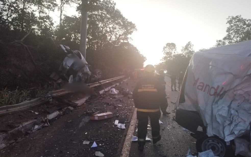 Acidente entre fiorino e caminhonete, na BR-251 — Foto: Divulgação/Corpo de Bombeiros