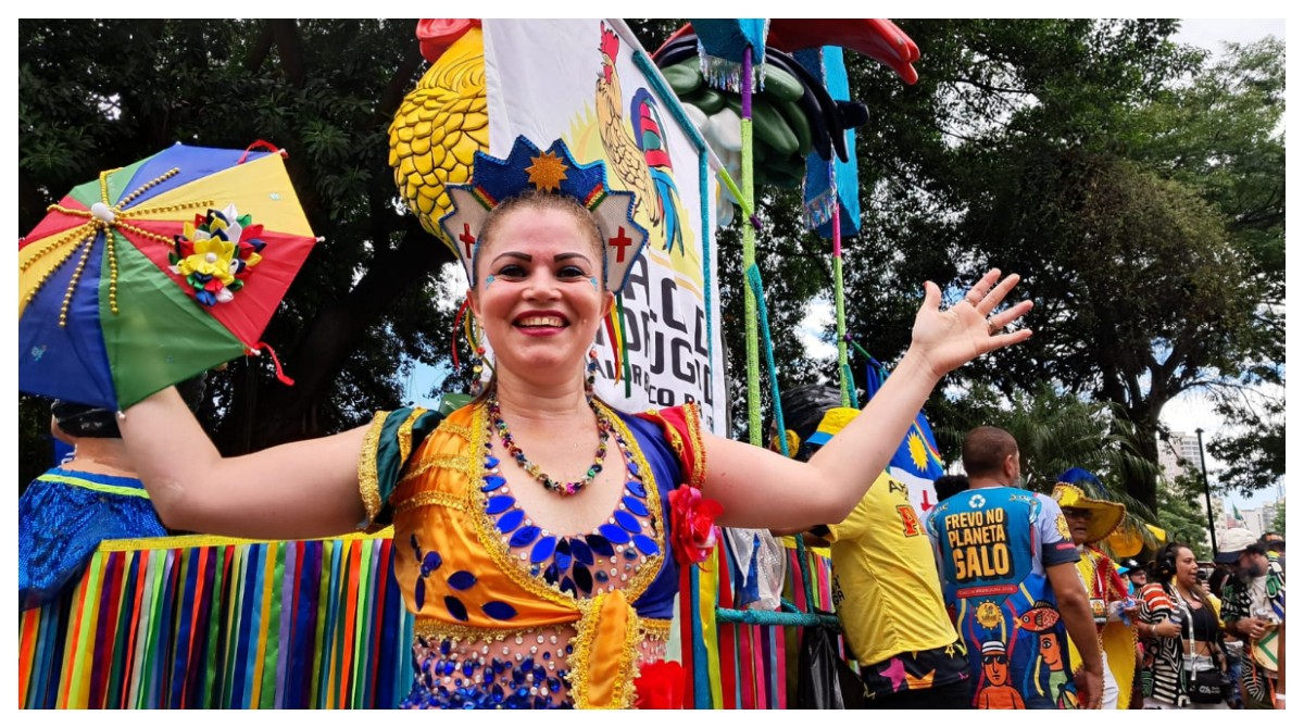 Ao som de frevo e maracatu, Galo da Madrugada agita o Ibirapuera; veja vídeos e fotos