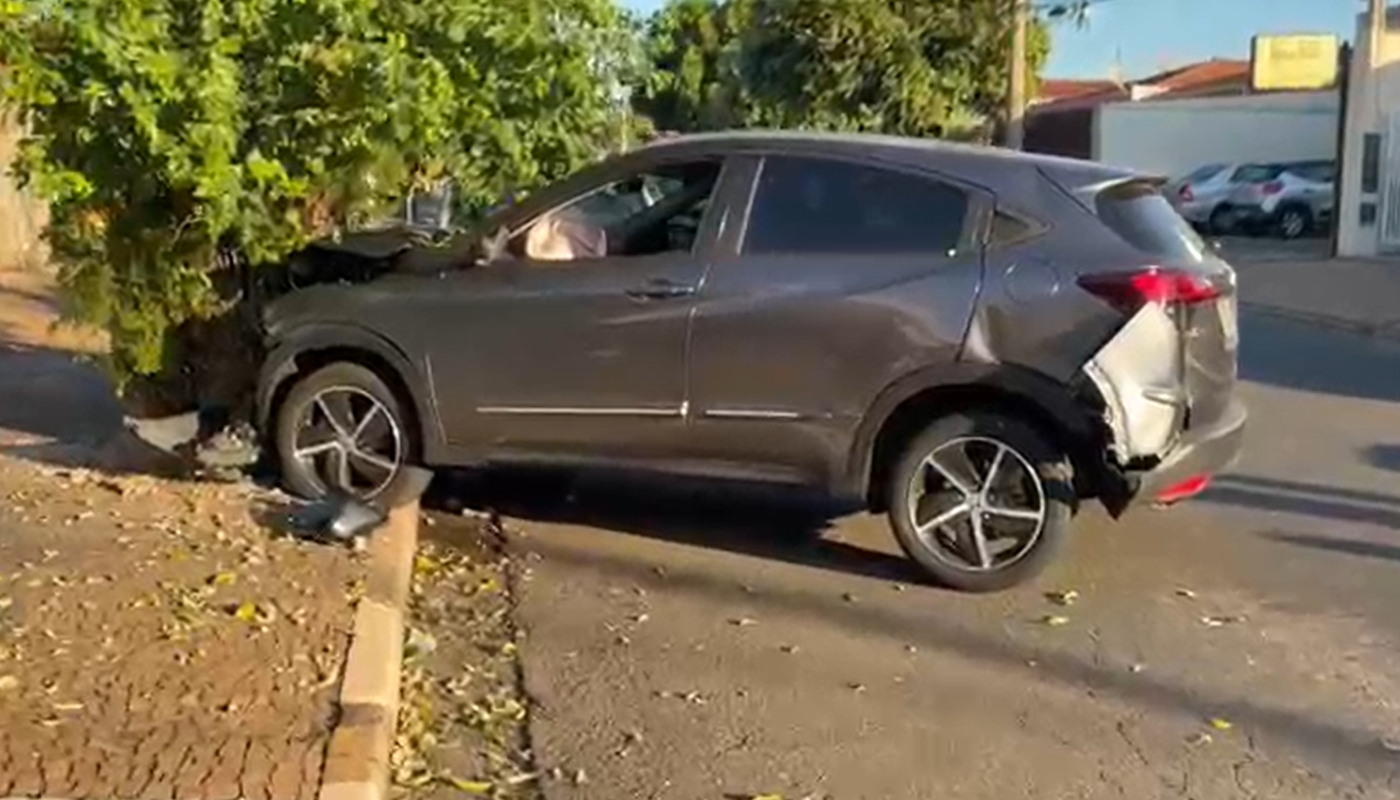 Após batida, motorista perde direção de carro e atropela idosa em Paulínia 